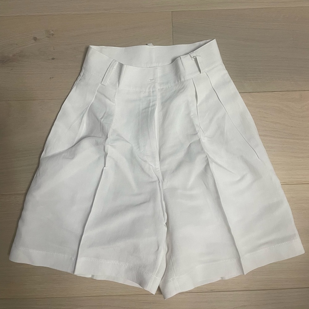 Uncle Studios  NWOT white linen shorts- size Xs